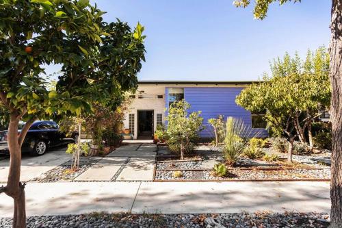 Lovely one bedroom guest house in Encino village in Encino