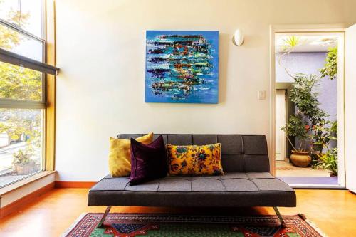 Lovely one bedroom guest house in Encino village in Encino