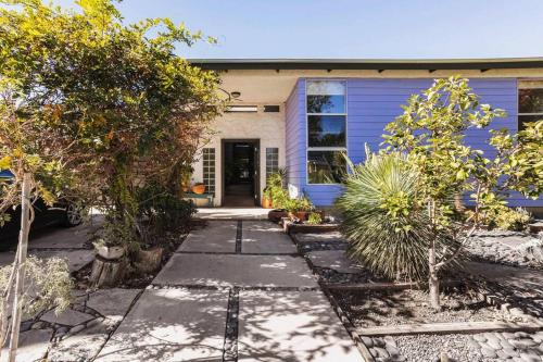 Lovely one bedroom guest house in Encino village in Encino