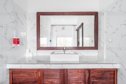 Deluxe Double Room with Bath and Sea View image 4