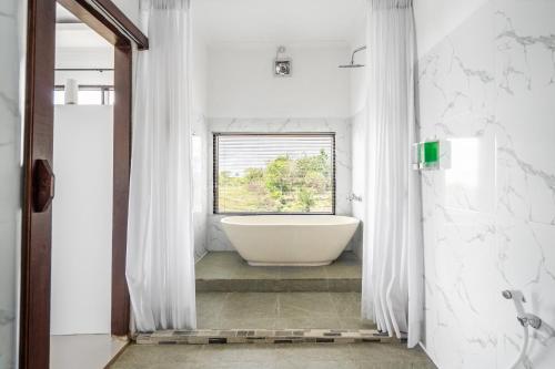 Deluxe Double Room with Bath and Sea View image 8