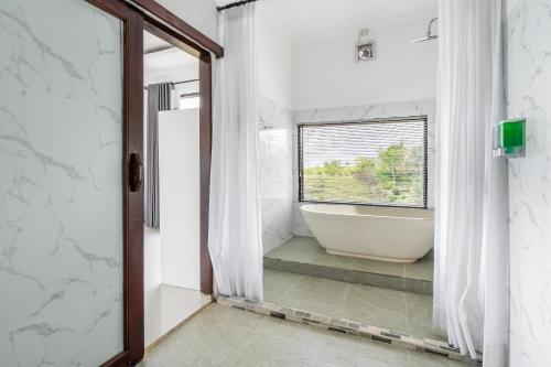 Deluxe Double Room with Bath and Sea View image 9