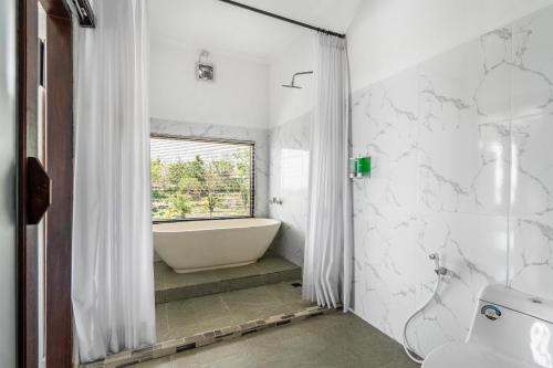 Deluxe Double Room with Bath and Sea View image 7