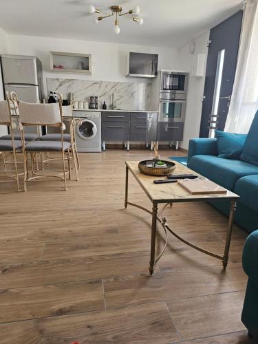 مطبخ, Appartement en bord de seine in Le Coudray Montceaux