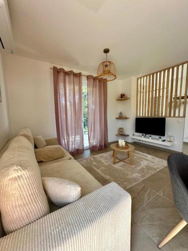 Maison neuve, cadre apaisant,jacuzzi et piscine in ฟิแฌค