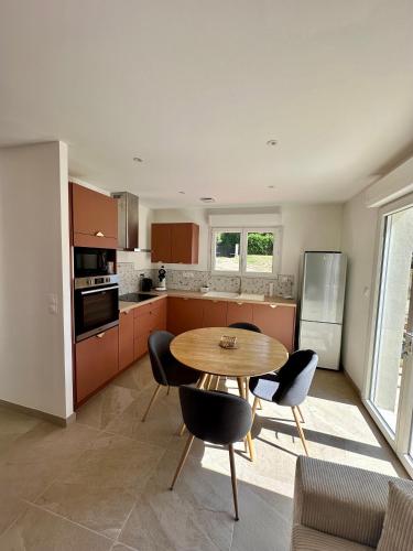 Maison neuve, cadre apaisant,jacuzzi et piscine in ฟิแฌค