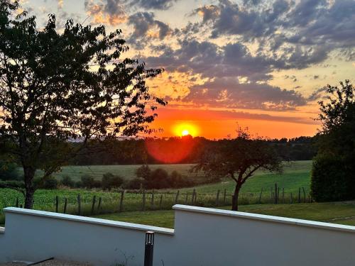 Maison neuve, cadre apaisant,jacuzzi et piscine in ฟิแฌค