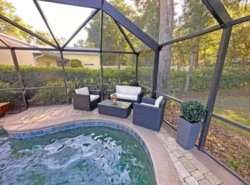 5 Star Luxury LARGE Cozy Country Home With Pool & Patio! Strong Wifi in Mount Dora, USA