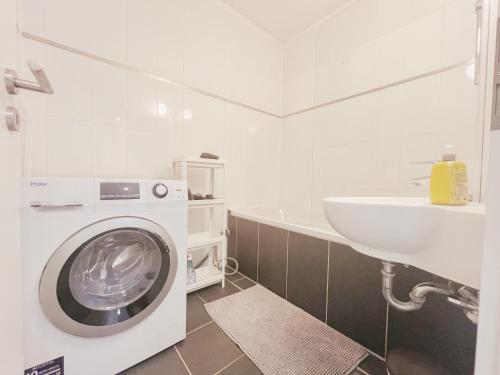 Bathroom, Home4Now DOR03 Monteursunterkunft in Dormagen I 3 Schlafzimmer fur 6 Personen I Kuche I SmartTV I Wi in Dormagen
