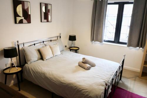 Modern 2 bed close to station, Londyn