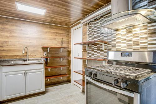 Aurora Abode: 7 Mi to Dtwn Denver! in Lowry