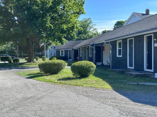 Village Motel - image 4
