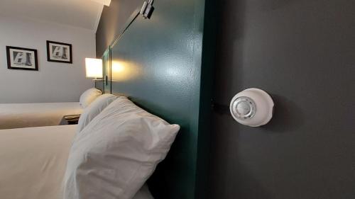 Village Motel - image 9