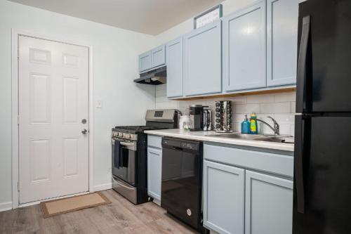 Kitchen, Cozy 2BD Retreat A Short Walk to Westside Beltline in Atlanta University Center