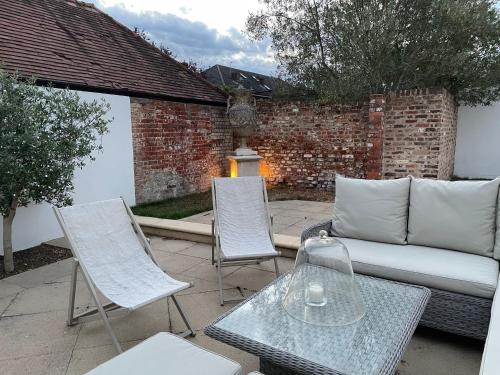 Willow House, Georgian Property in Shepperton - Tap to explore photos