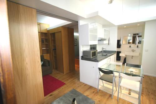 Paris Interiors Rentals - Le Marais Pompidou Center - image 7