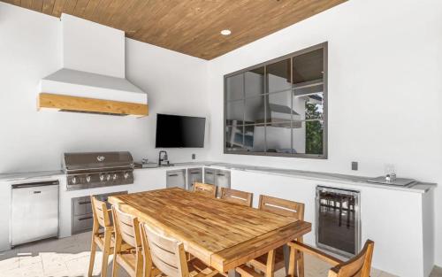 Three Hundred by Oversee 30A Three Hundred by Oversee 30A