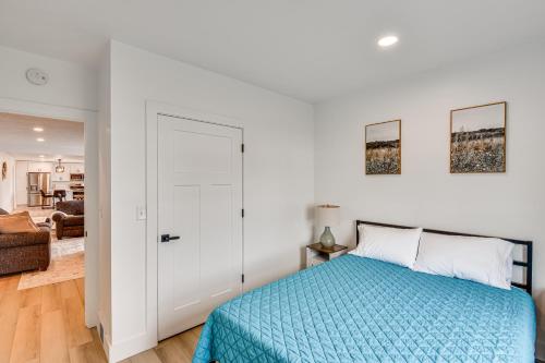 Charming Middlebury Retreat with Patio and Fire Pit