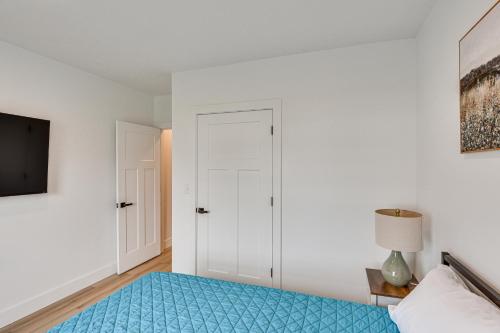 Charming Middlebury Retreat with Patio and Fire Pit