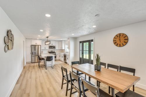 Charming Middlebury Retreat w/ Patio & Fire Pit in Middlebury (IN)