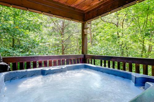Sevierville Treetop Cabin Hot Tub and Covered Deck in Sevierville, USA