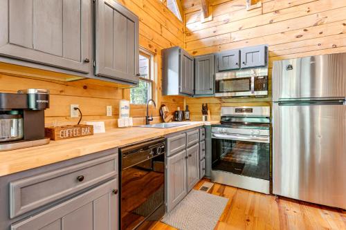 Sevierville Treetop Cabin Hot Tub and Covered Deck in Sevierville, USA