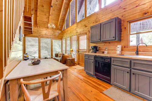 Sevierville Treetop Cabin Hot Tub and Covered Deck in Sevierville, USA