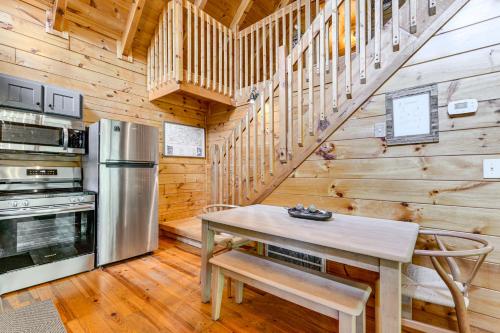 Sevierville Treetop Cabin Hot Tub and Covered Deck in Sevierville, USA