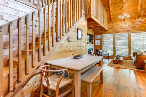 Sevierville Treetop Cabin Hot Tub and Covered Deck in Sevierville, USA