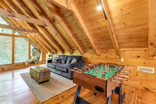 Sevierville Treetop Cabin Hot Tub and Covered Deck in Sevierville, USA
