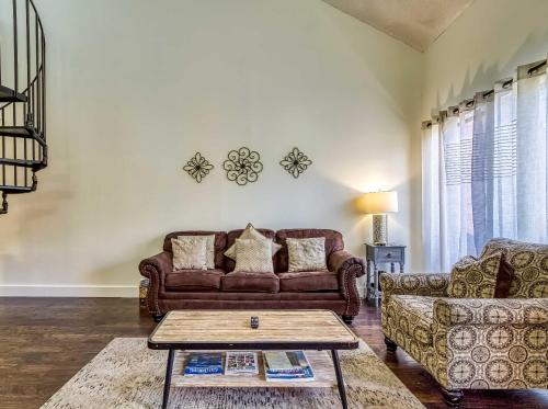Gatlinburg Townhome with Mountain Views and Pool Access - image 23