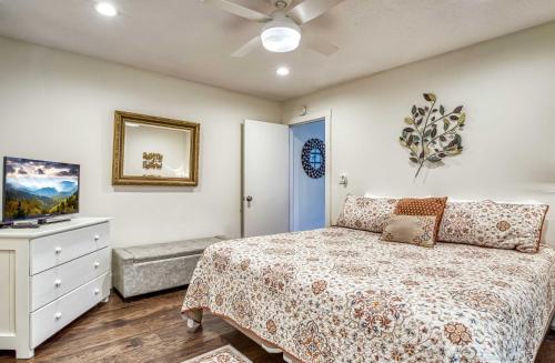 Gatlinburg Townhome with Mountain Views and Pool Access - image 32