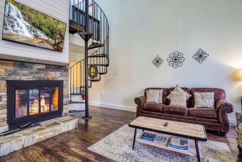 Gatlinburg Mountain Townhome with Pool Access! in Gatlinburg, USA