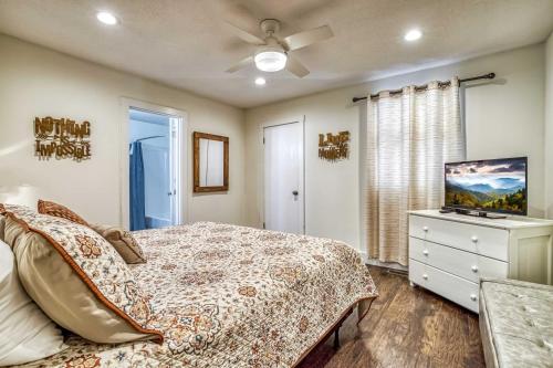 Gatlinburg Townhome with Mountain Views and Pool Access - image 34