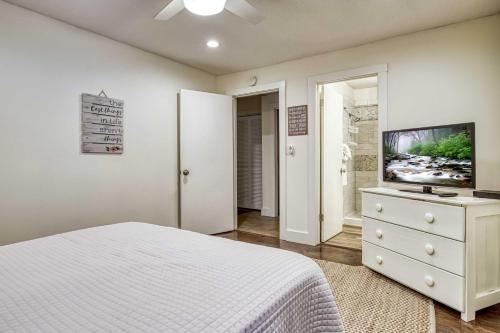 Gatlinburg Townhome with Mountain Views and Pool Access - image 39