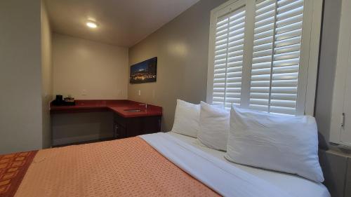 Premier Double Double Room image 2