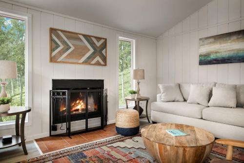 Modern Cabin w Hot Tub, Wifi & Huge Deck! in Hedgesville, USA