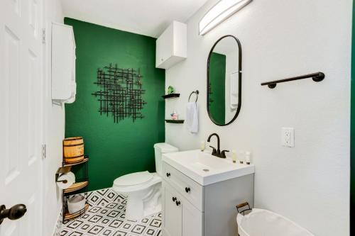 Cozy Casita Luna near beach 72in TV 625 mbps wifi in Deerfield Beach, USA