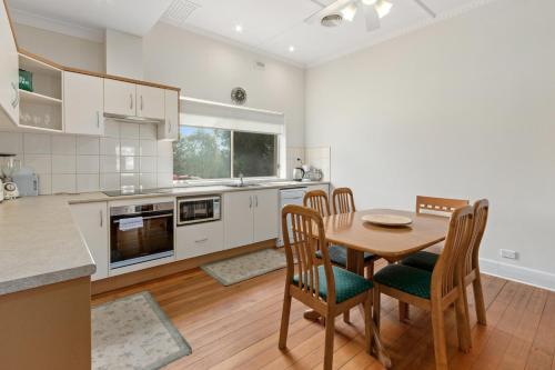 Lambert Estate Retreat - 주방