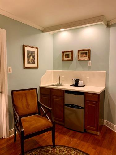 Standard Queen Room image 2