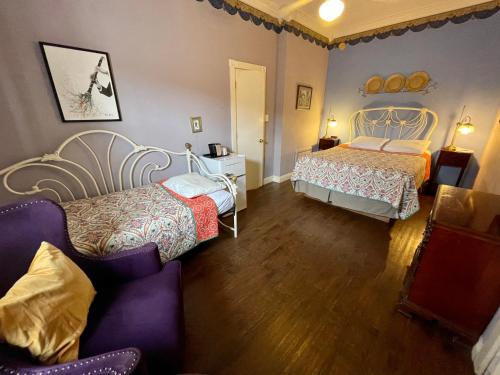 Queen Room with Twin Bed image 2