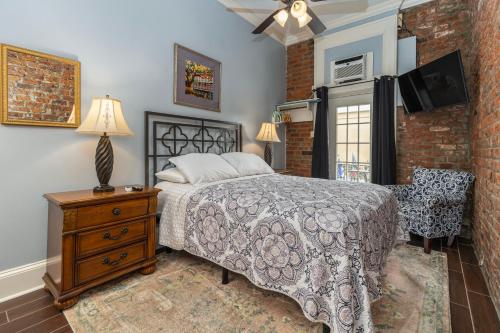 Queen Room with Balcony image 4