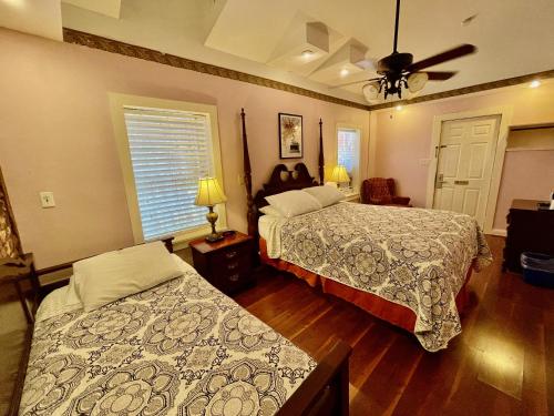 Queen Room with Twin Bed image 1
