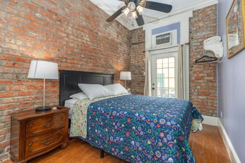 Queen Room with Balcony image 5