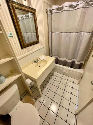 Queen Room with Twin Bed image 4