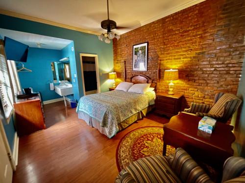 Queen Room with Courtyard View image 2