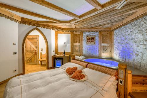 Luxury Suite with Spa Bath