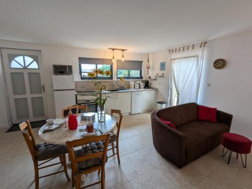 Gîte avec piscine chauffée, jardin clos et WiFi à Baignes - FR-1-653-264 (Gite avec piscine chauffee, jardin clos et WiFi a Baignes - FR-1-653-264) in Baignes-Sainte-Radegonde