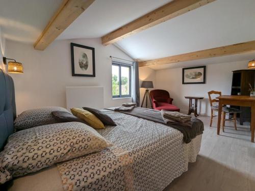 Gîte avec piscine chauffée, jardin clos et WiFi à Baignes - FR-1-653-264 (Gite avec piscine chauffee, jardin clos et WiFi a Baignes - FR-1-653-264) in Baignes-Sainte-Radegonde