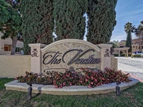 UPGRADED Venetian La Jolla 2 bedroom condo luxury furnished near beach and UTC mall in San Diego, USA